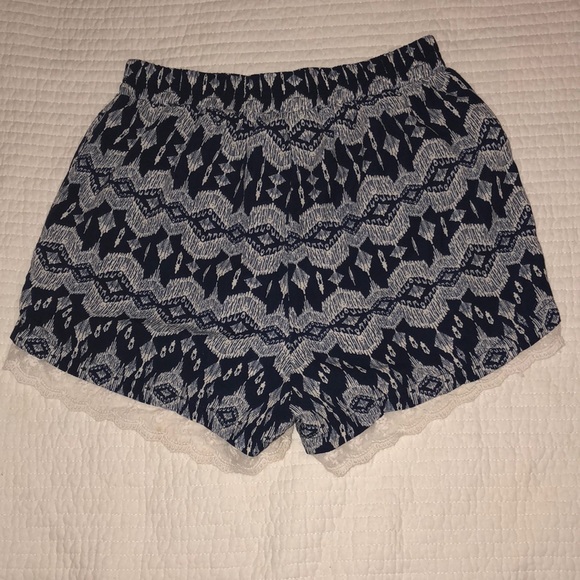 Silky fashion shorts - Picture 2 of 2